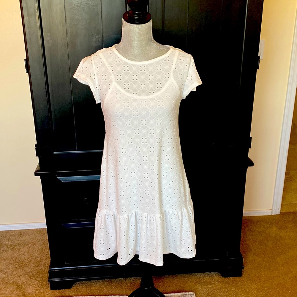 NEW W/ TAGS. Cute eyelet dress/attached liner. Flutter sleeves/ruffle hem. Med